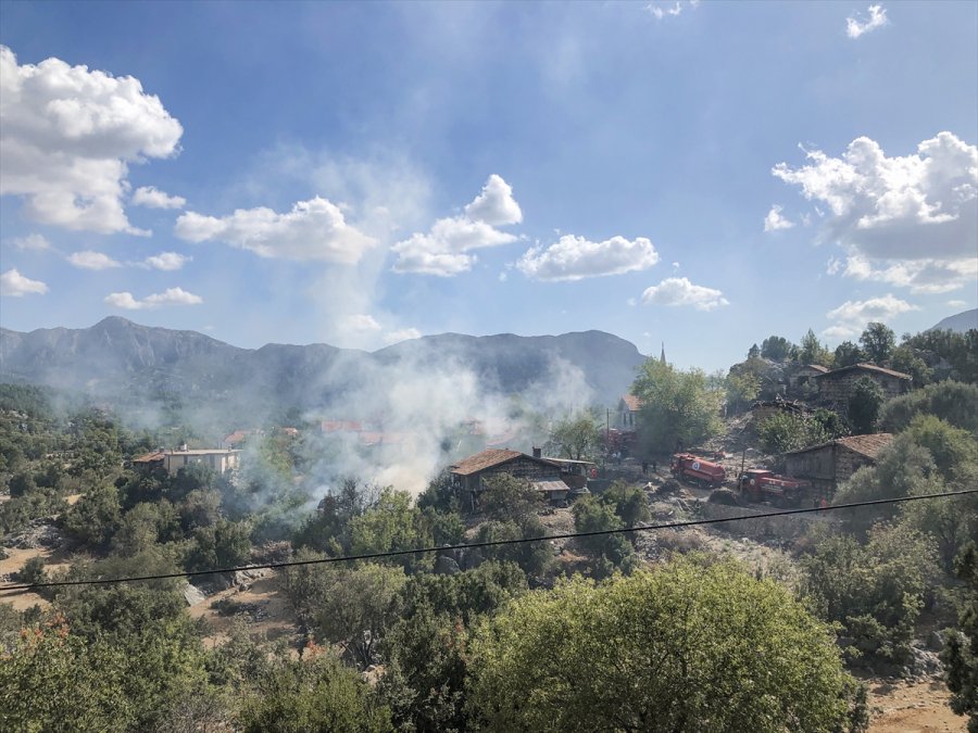 Antalya'da Çıkan Yangında Tarihi Düğmeli Ev Kullanılamaz Hale Geldi