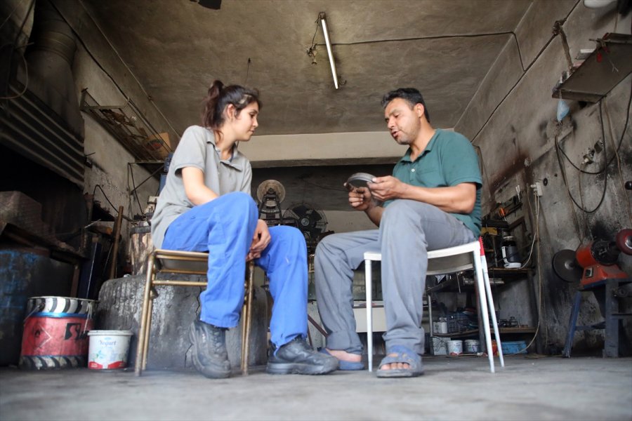 Demirci Çırağı Emine, Zorlu Baba Mesleğini Gururla Sürdürüyor