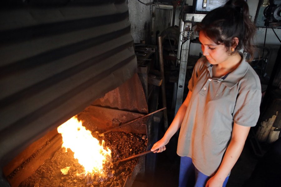 Demirci Çırağı Emine, Zorlu Baba Mesleğini Gururla Sürdürüyor