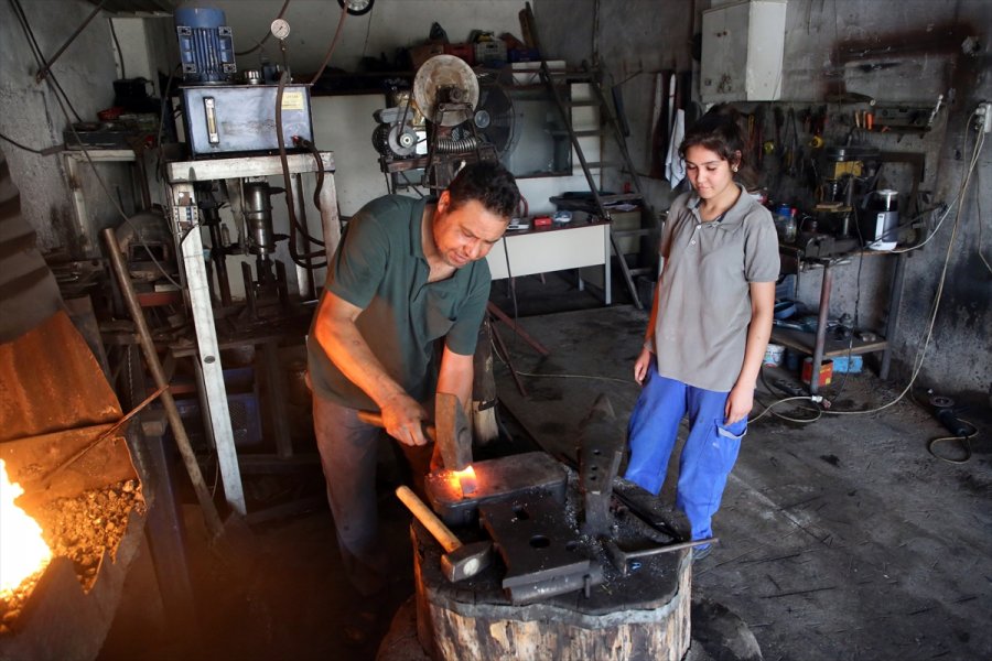 Demirci Çırağı Emine, Zorlu Baba Mesleğini Gururla Sürdürüyor