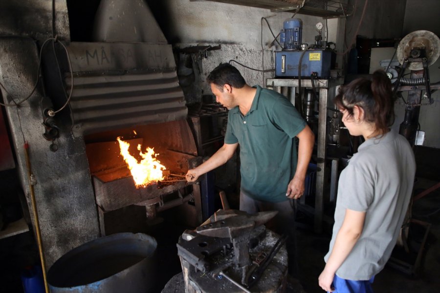 Demirci Çırağı Emine, Zorlu Baba Mesleğini Gururla Sürdürüyor