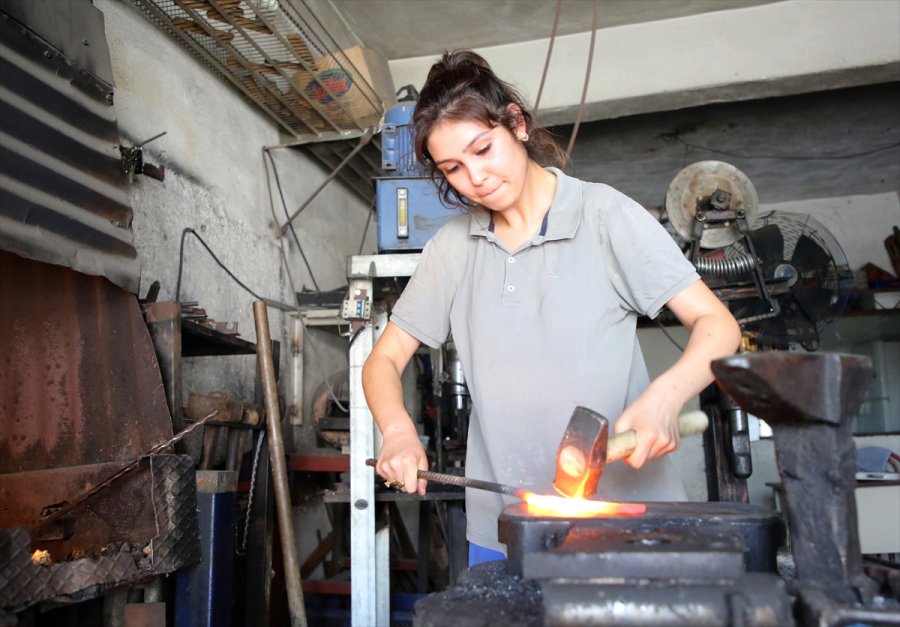 Demirci Çırağı Emine, Zorlu Baba Mesleğini Gururla Sürdürüyor