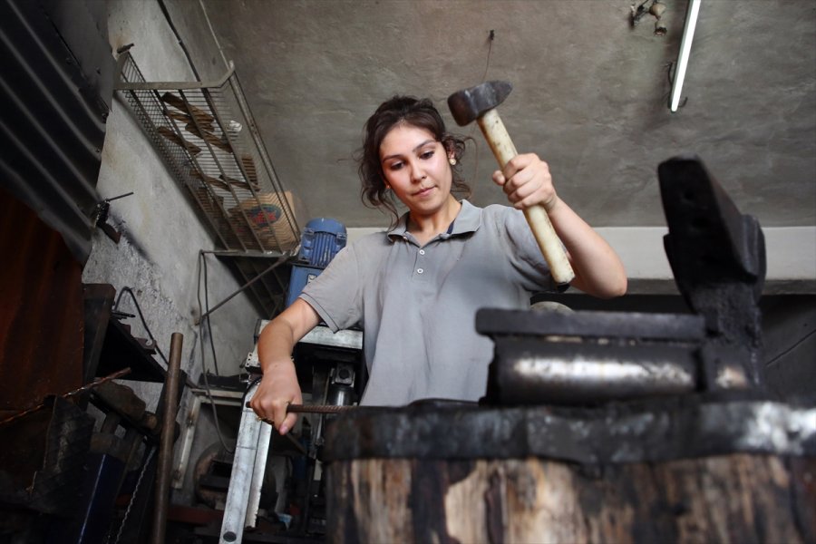 Demirci Çırağı Emine, Zorlu Baba Mesleğini Gururla Sürdürüyor