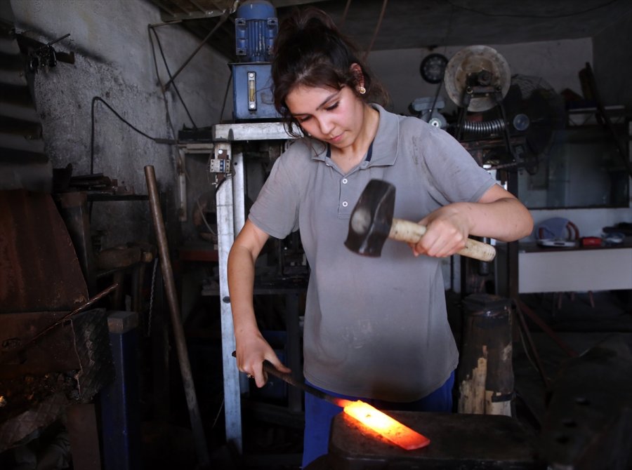 Demirci Çırağı Emine, Zorlu Baba Mesleğini Gururla Sürdürüyor