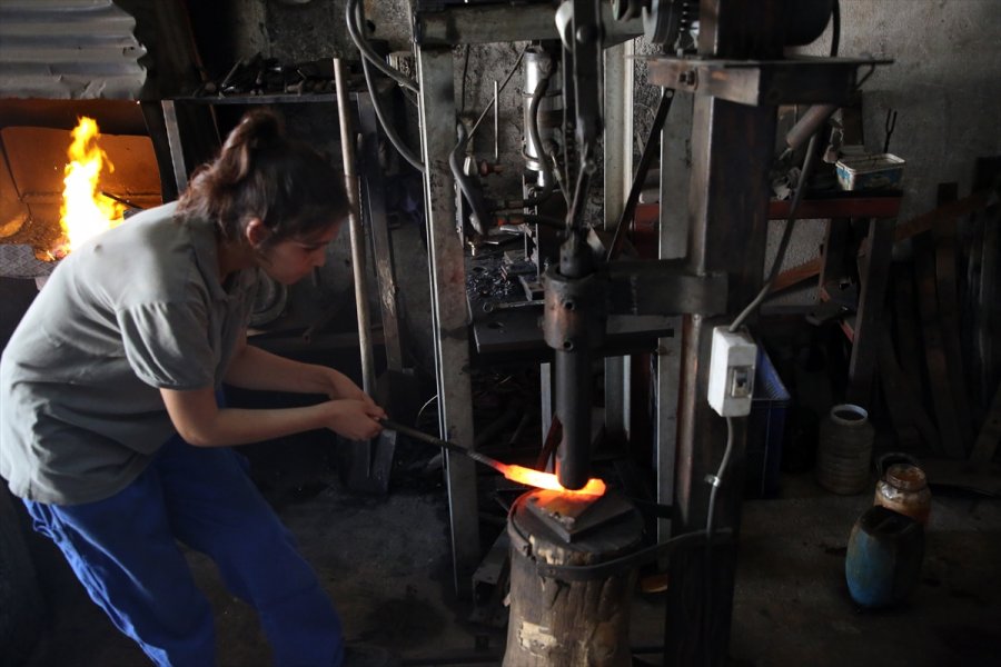 Demirci Çırağı Emine, Zorlu Baba Mesleğini Gururla Sürdürüyor