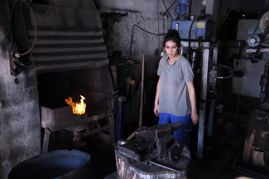 Demirci Çırağı Emine, Zorlu Baba Mesleğini Gururla Sürdürüyor