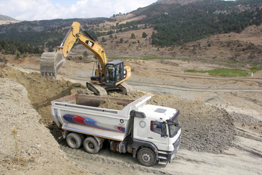 Erdemli'deki Karacaoğlan Göleti'nde Çalışmalar Yeniden Başladı