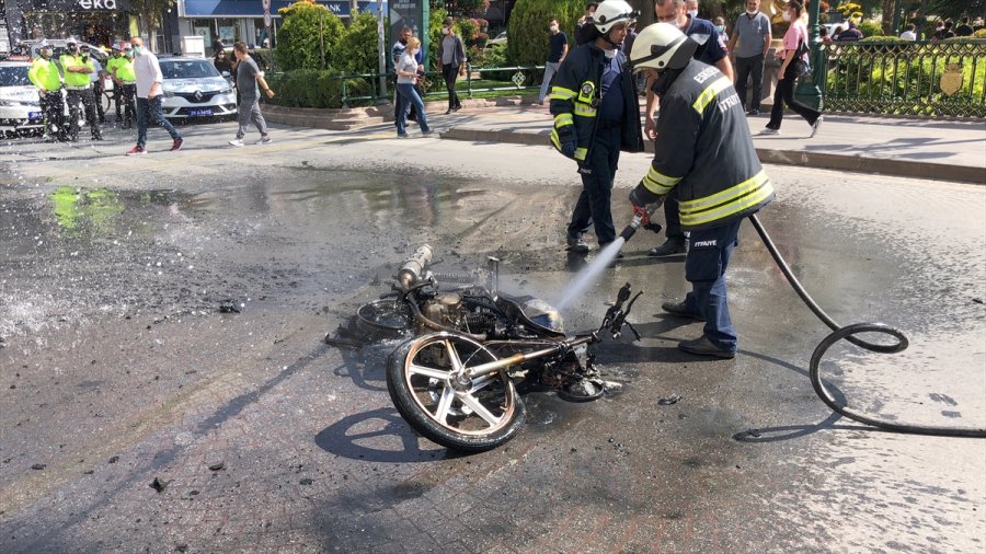 Eskişehir'de Polise Yakalanan Ehliyetsiz Sürücü Motosikletini Ateşe Verdi