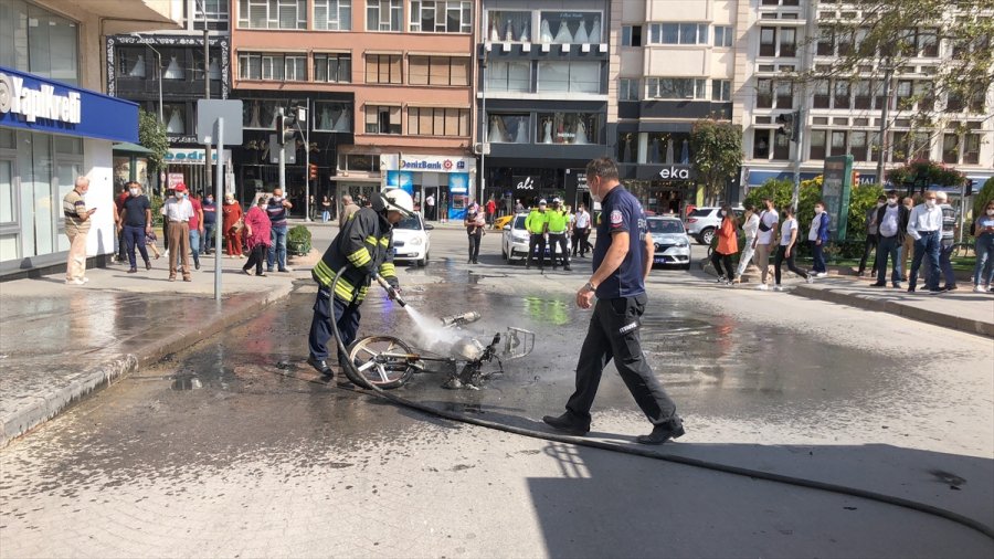 Eskişehir'de Polise Yakalanan Ehliyetsiz Sürücü Motosikletini Ateşe Verdi