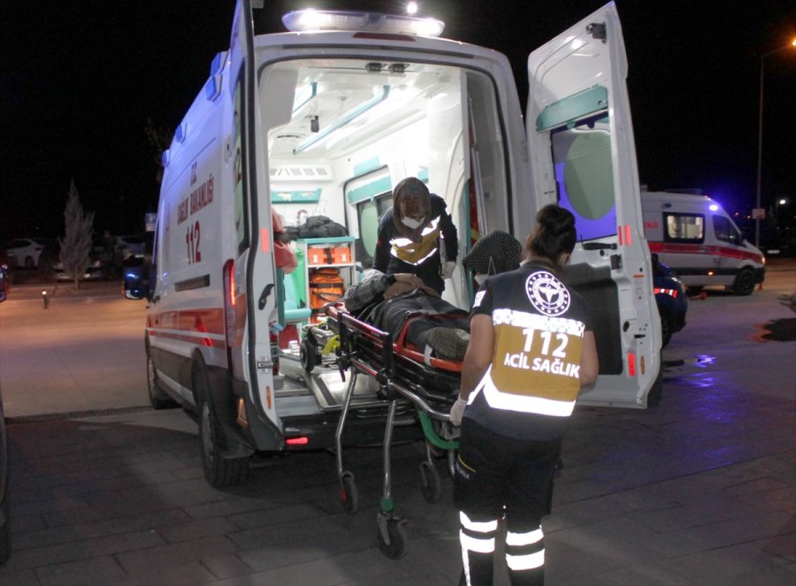 Aksaray'da İşçi Servisi İle Otomobil Çarpıştı: 6 Yaralı