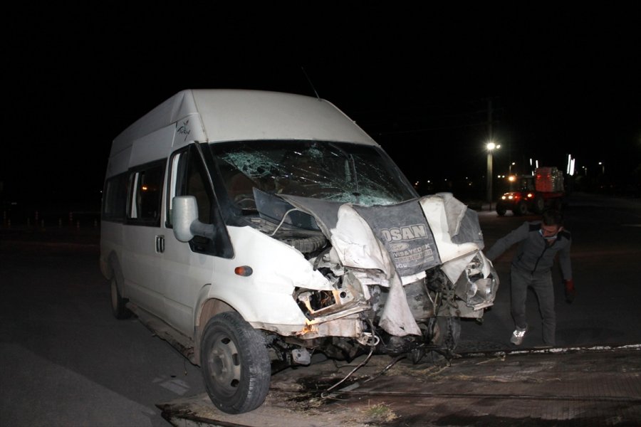 Aksaray'da İşçi Servisi İle Otomobil Çarpıştı: 6 Yaralı