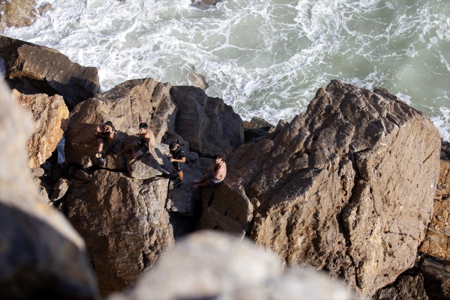 Mersin'de Deniz Kenarındaki Kayalıklarda Mahsur Kalan 4 Kişi Kurtarıldı