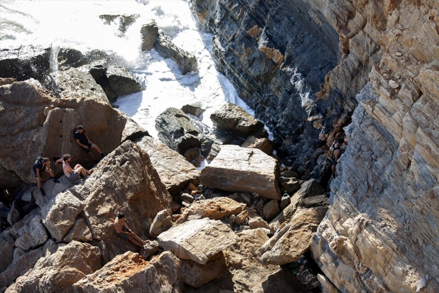 Mersin'de Deniz Kenarındaki Kayalıklarda Mahsur Kalan 4 Kişi Kurtarıldı