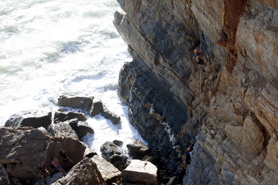 Mersin'de Deniz Kenarındaki Kayalıklarda Mahsur Kalan 4 Kişi Kurtarıldı