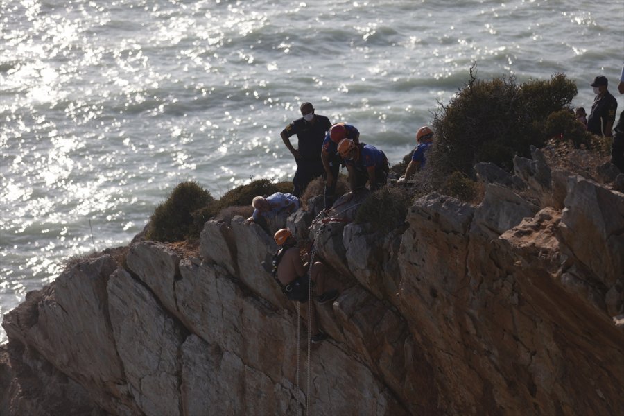 Mersin'de Deniz Kenarındaki Kayalıklarda Mahsur Kalan 4 Kişi Kurtarıldı