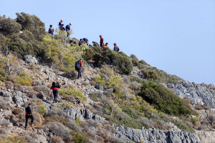 Mersin'de Deniz Kenarındaki Kayalıklarda Mahsur Kalan 4 Kişi Kurtarıldı