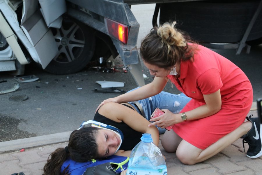 Antalya'da Servis Minibüsü Park Halindeki Tıra Çarptı: 12 Yaralı