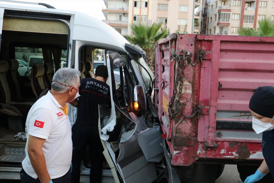 Antalya'da Servis Minibüsü Park Halindeki Tıra Çarptı: 12 Yaralı