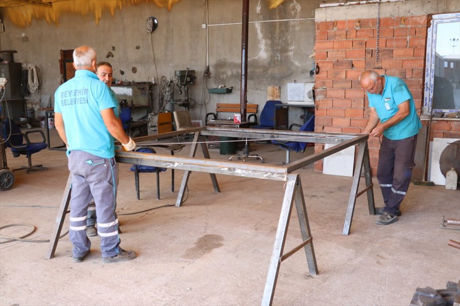 Beyşehir Belediyesi Kamelya, Bank Ve Otobüs Durağı Üretiyor