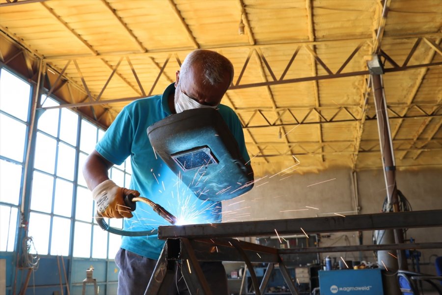 Beyşehir Belediyesi Kamelya, Bank Ve Otobüs Durağı Üretiyor