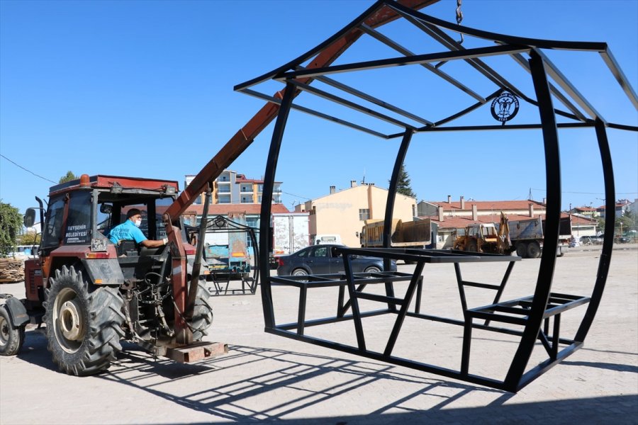 Beyşehir Belediyesi Kamelya, Bank Ve Otobüs Durağı Üretiyor