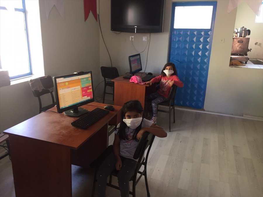 Kayseri'de Öğrenciler, Hayırseverlerin Yardımıyla Kültürevinde Uzaktan Eğitime Katılıyor