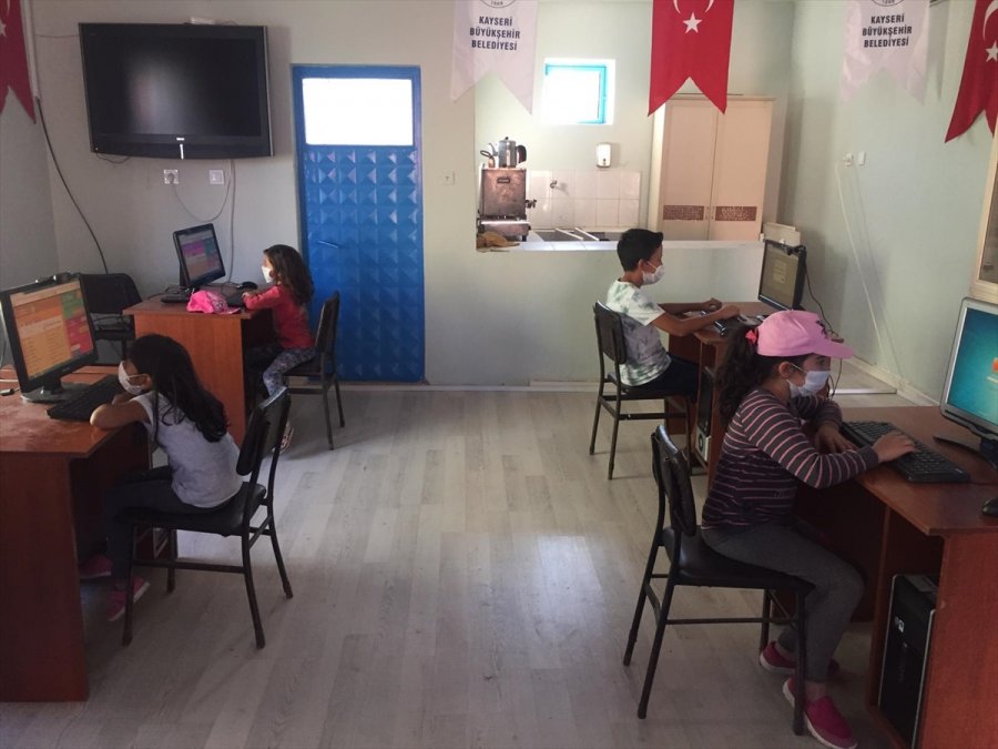 Kayseri'de Öğrenciler, Hayırseverlerin Yardımıyla Kültürevinde Uzaktan Eğitime Katılıyor