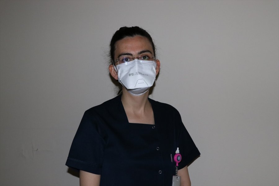 Kovid-19 Nedeniyle Babalarını Kaybeden Sağlık Çalışanı İki Kardeşten 