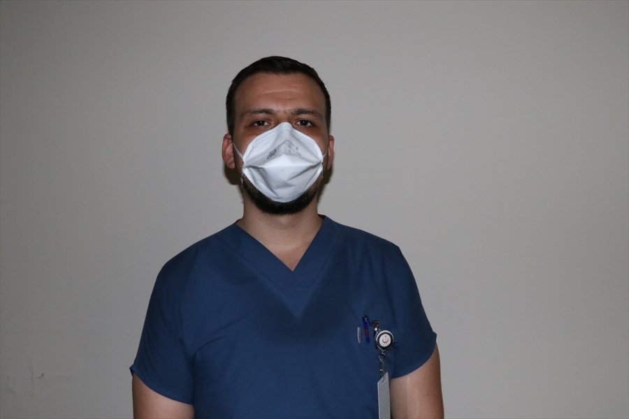 Kovid-19 Nedeniyle Babalarını Kaybeden Sağlık Çalışanı İki Kardeşten 