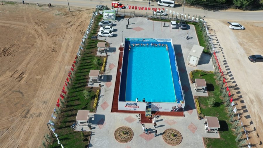 Mamak Belediyesince Kurulan Portatif Havuzda İlk Kulaçlar Atıldı