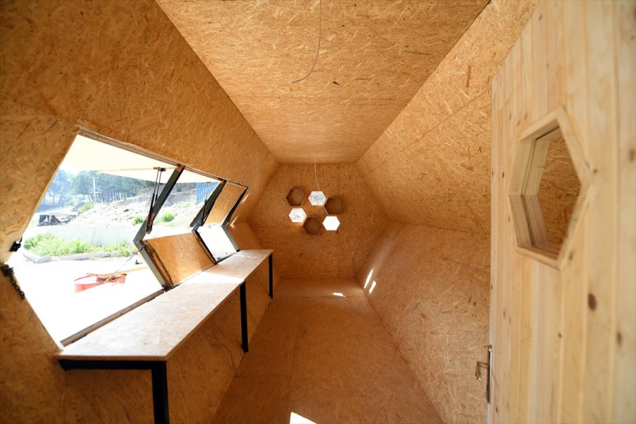 Arıcılara Geri Dönüşüm Malzemelerden Petek Görünümlü 