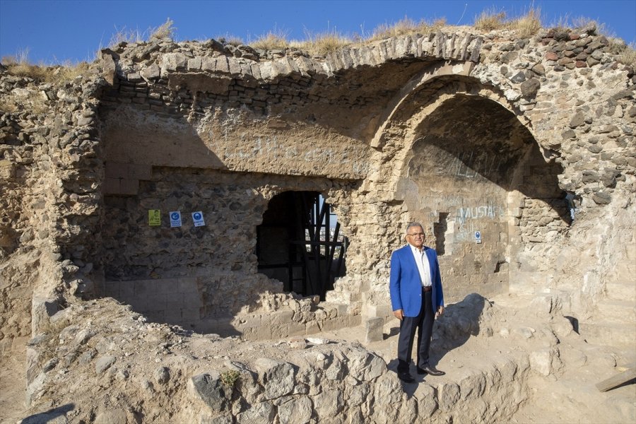 Kayseri'de 800 Yıllık Kızıl Köşk'te Kazı Çalışması Başlatıldı