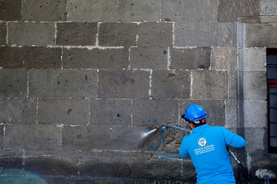 Kayseri'de Asırlık Taş Yapıların Üzerindeki Yazılar Temizleniyor
