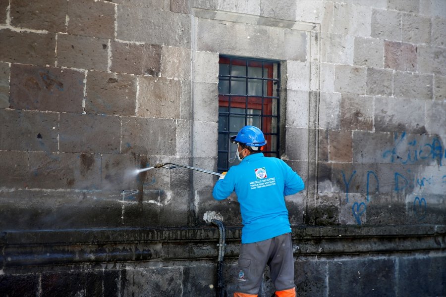 Kayseri'de Asırlık Taş Yapıların Üzerindeki Yazılar Temizleniyor