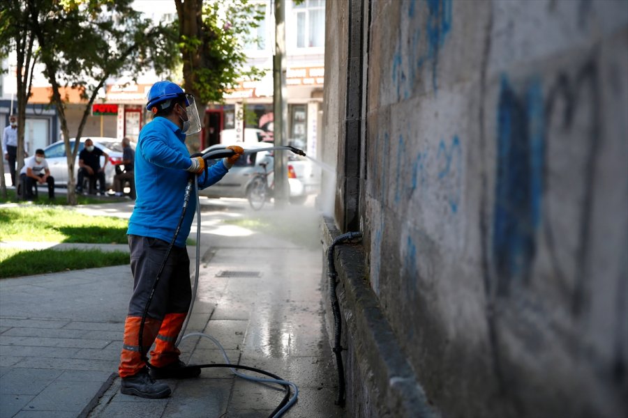 Kayseri'de Asırlık Taş Yapıların Üzerindeki Yazılar Temizleniyor