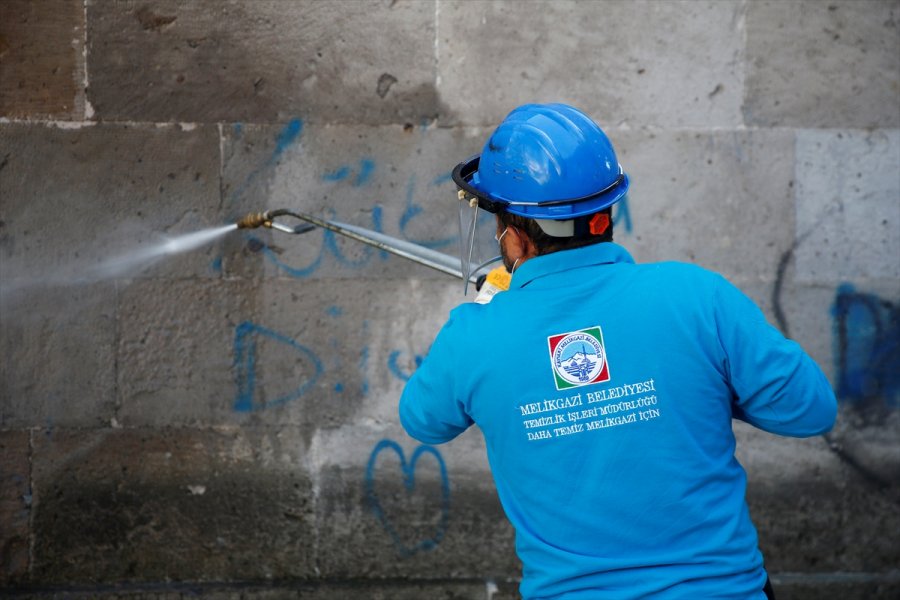 Kayseri'de Asırlık Taş Yapıların Üzerindeki Yazılar Temizleniyor