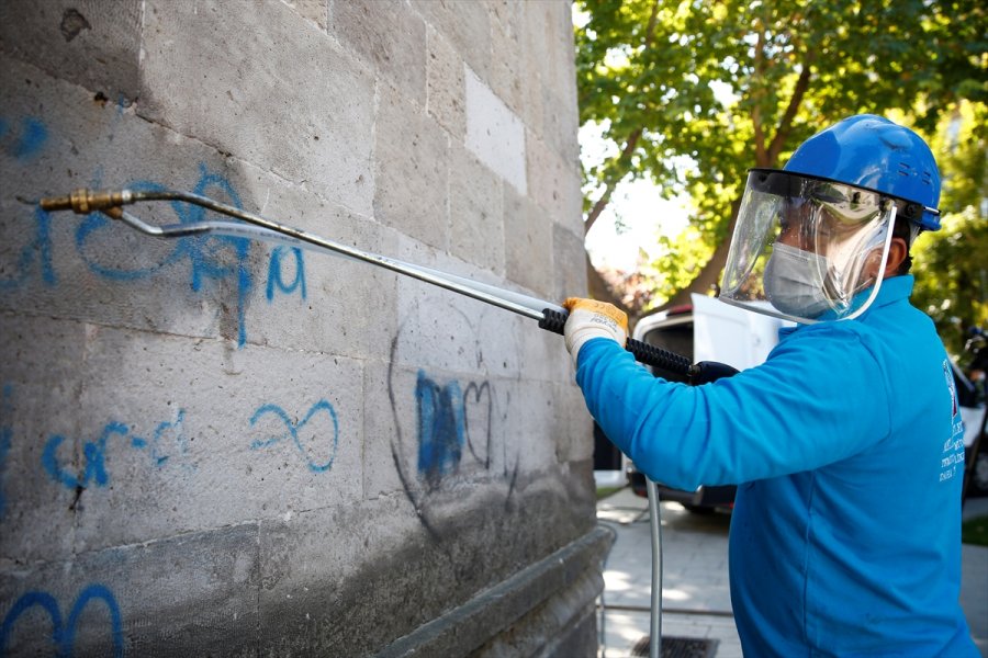 Kayseri'de Asırlık Taş Yapıların Üzerindeki Yazılar Temizleniyor