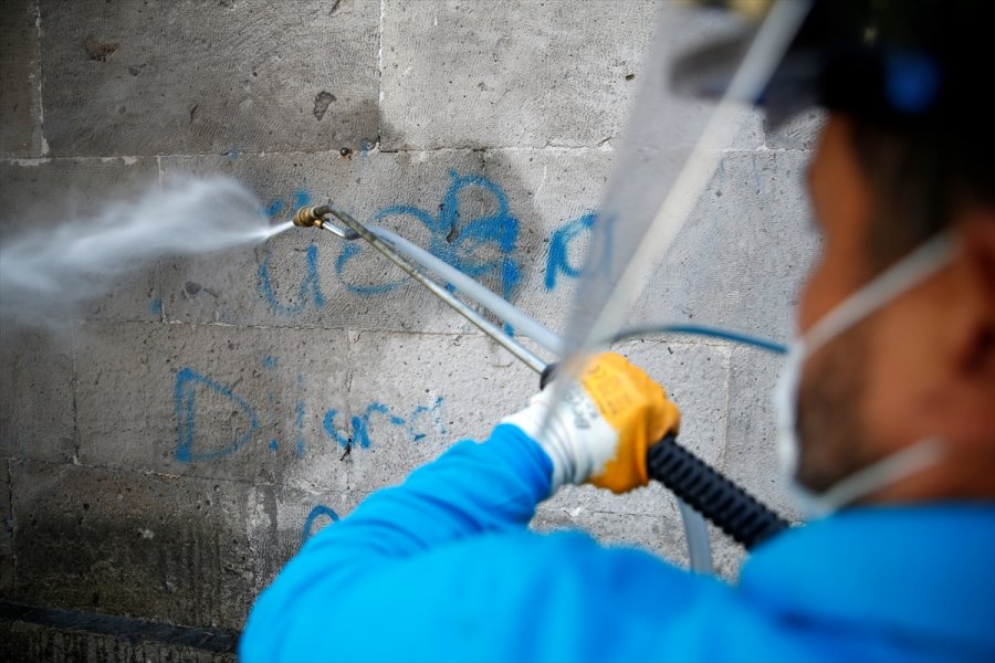 Kayseri'de Asırlık Taş Yapıların Üzerindeki Yazılar Temizleniyor