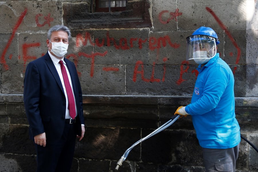 Kayseri'de Asırlık Taş Yapıların Üzerindeki Yazılar Temizleniyor