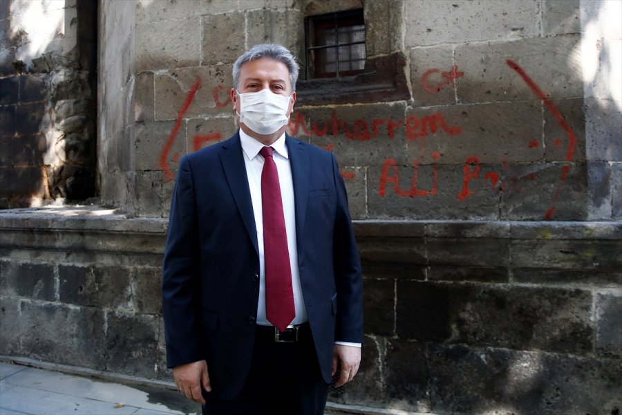 Kayseri'de Asırlık Taş Yapıların Üzerindeki Yazılar Temizleniyor