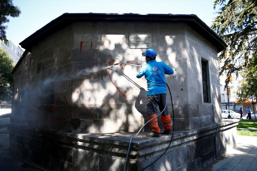 Kayseri'de Asırlık Taş Yapıların Üzerindeki Yazılar Temizleniyor