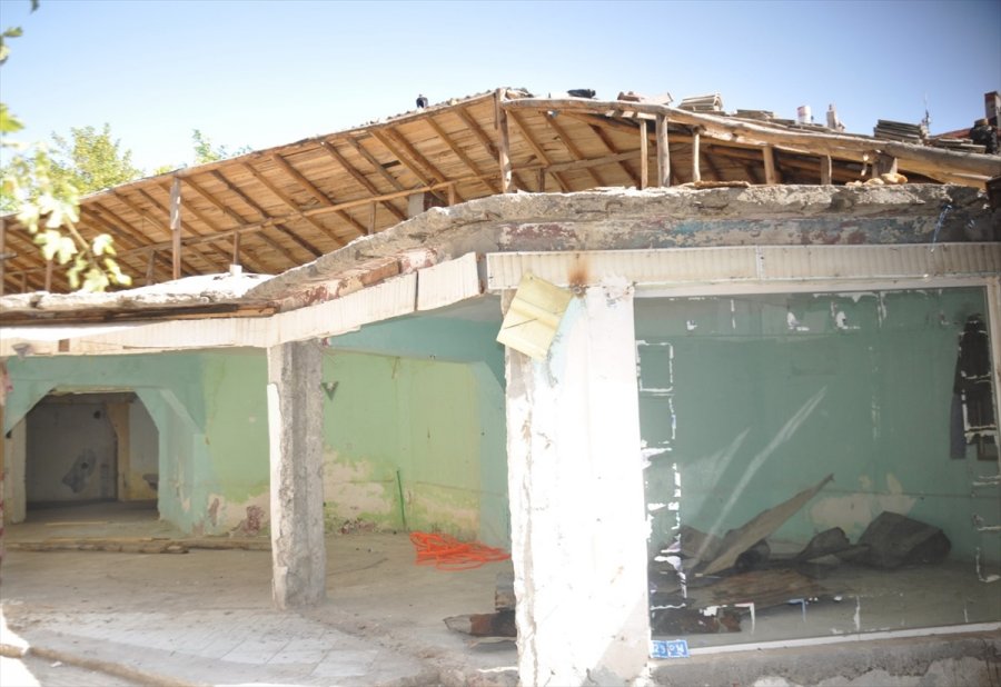 Seydişehir'de Tadilat Yaptığı İş Yerinin Çatısından Düşen Kişi Yaralandı