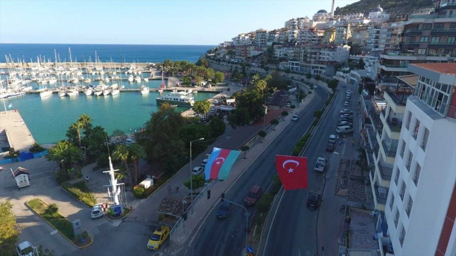 Finike'de Azerbaycan'a Bayraklı Destek
