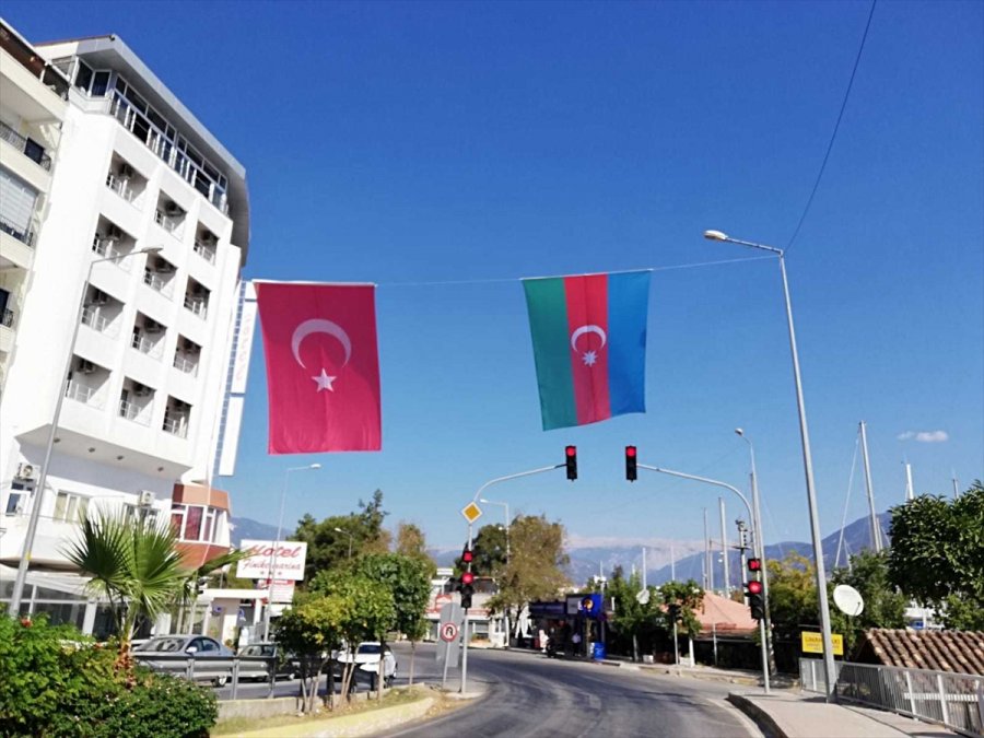Finike'de Azerbaycan'a Bayraklı Destek