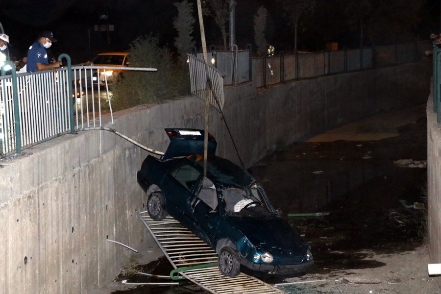 Kayseri'de Kanala Devrilen Otomobilde 2 Kişi Yaralandı