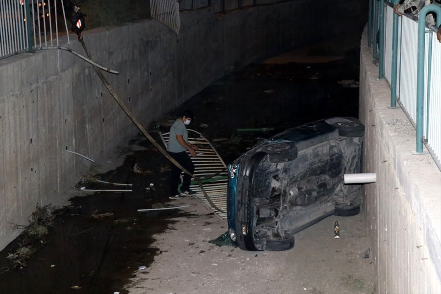 Kayseri'de Kanala Devrilen Otomobilde 2 Kişi Yaralandı
