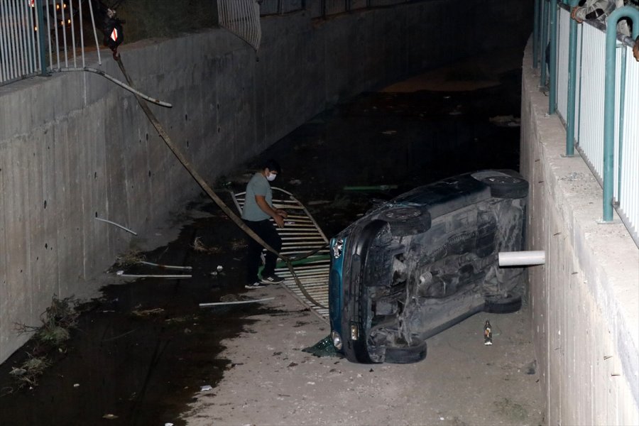 Kayseri'de Kanala Devrilen Otomobilde 2 Kişi Yaralandı
