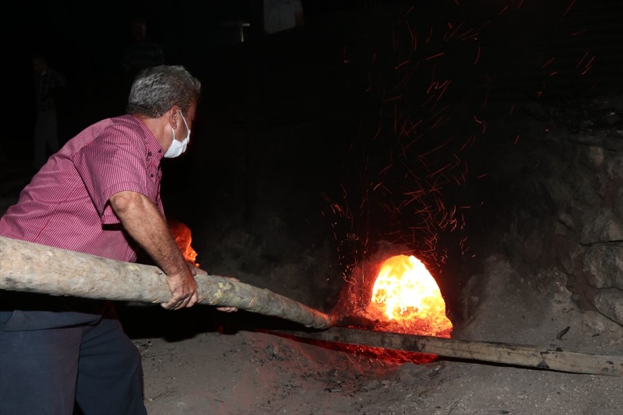 Toroslar'ın Pekmezi Yüzyıllık Fırınlarda Hazırlanıyor
