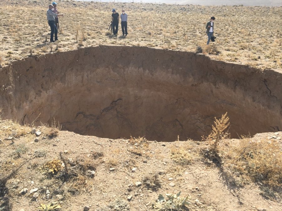 Konya'da 30 Metre Çapında 20 Metre Derinliğinde Obruk Oluştu
