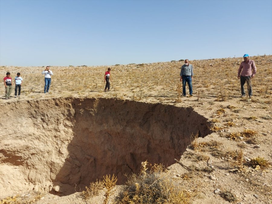 Konya'da 30 Metre Çapında 20 Metre Derinliğinde Obruk Oluştu